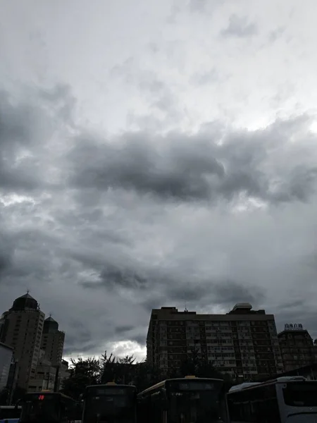 Nubes Blancas Negras Sobre Cielo Nublado — Foto de Stock