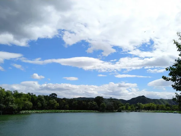 Hermoso Paisaje Con Lago Montañas — Foto de Stock