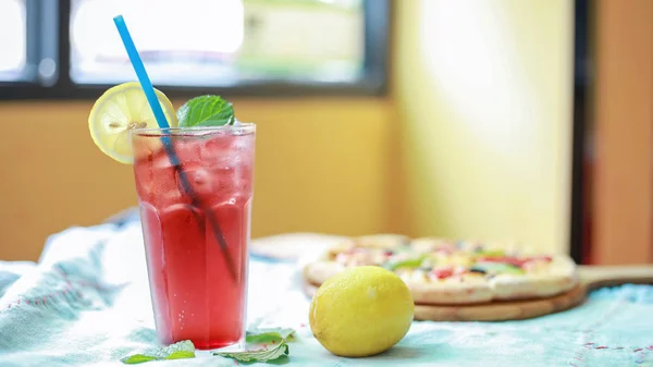 Vaso Bebida Fría Con Menta Hielo Mesa — Foto de Stock