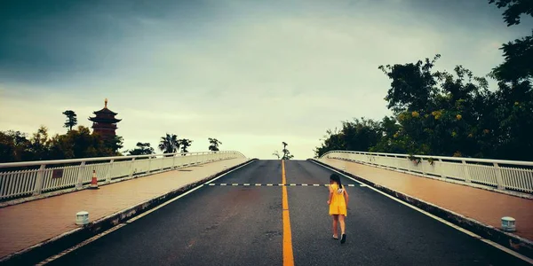 Mujer Joven Caminando Carretera Ciudad — Foto de Stock