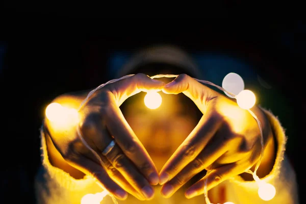 Mano Humana Sosteniendo Corazón Resplandeciente Sobre Fondo Negro — Foto de Stock