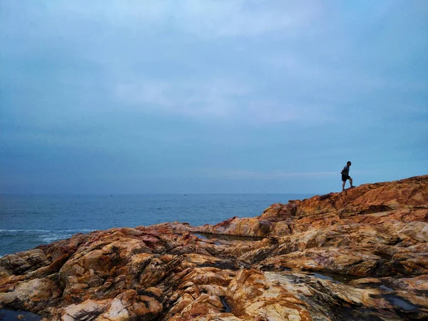 Hombre Con Mochila Pie Sobre Las Rocas Mar — Foto de Stock