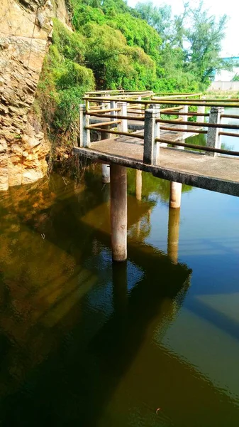 Puente Madera Sobre Río Parque — Foto de Stock
