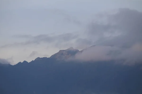 Paisagem Montanhosa Com Nuvens Nevoeiro — Fotografia de Stock