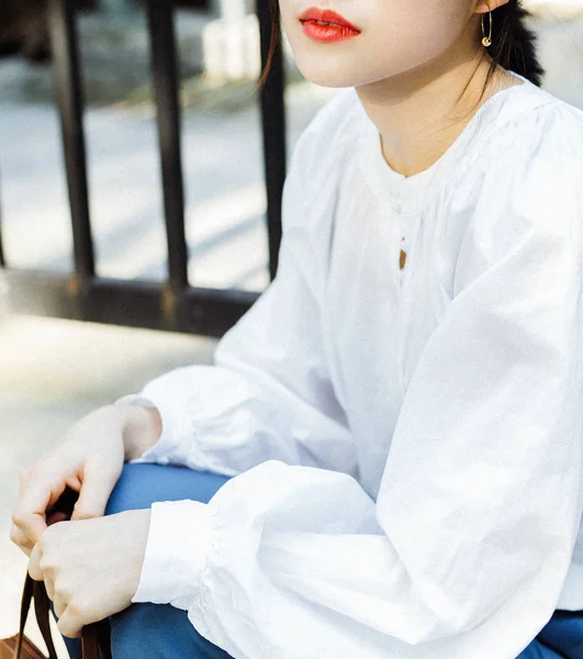 Mujer Joven Vestido Blanco Sentado Banco — Foto de Stock