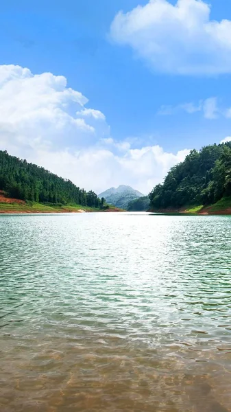 Hermoso Paisaje Con Lago Tranquilo — Foto de Stock