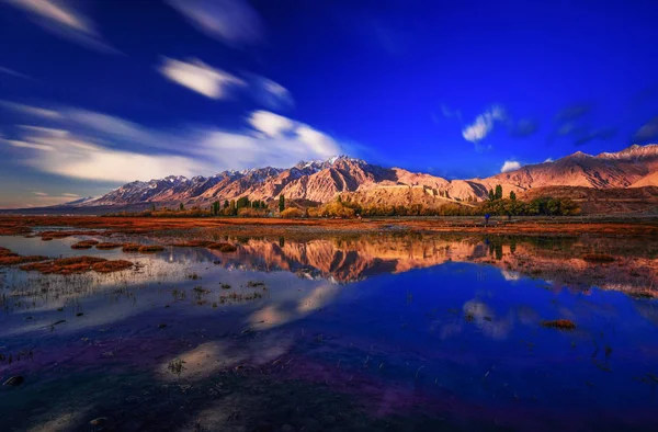 Bela Paisagem Lago Com Neve Montanhas — Fotografia de Stock