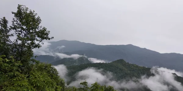 Paisaje Montaña Con Niebla Nubes — Foto de Stock