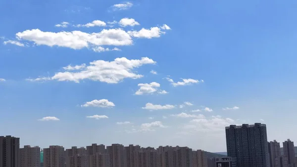 Horizonte Ciudad Con Cielo Azul Nubes — Foto de Stock