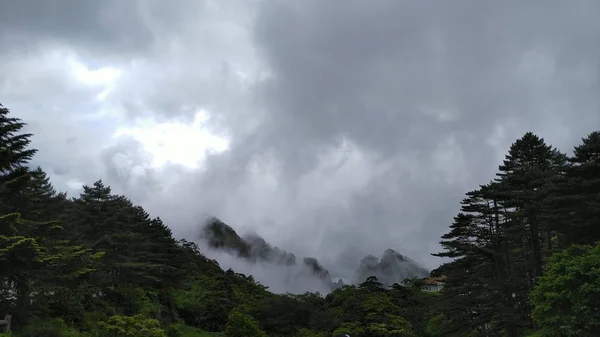 Paisaje Montaña Con Nubes Niebla — Foto de Stock