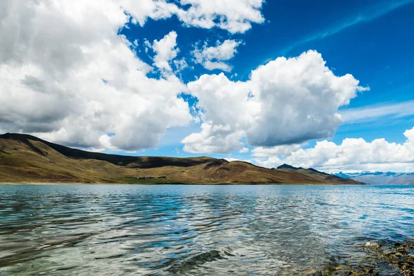 Hermoso Paisaje Con Lago Tranquilo — Foto de Stock