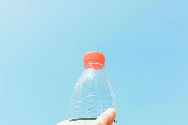 Botella Agua Plástico Sobre Fondo Azul — Foto de Stock