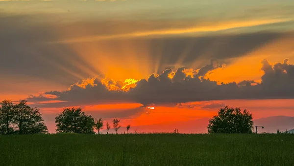 Puesta Sol Sobre Campo Con Nubes Rayos Sol — Foto de Stock