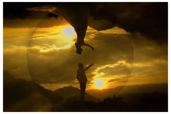 Silhouet Van Een Vrouw Met Een Zonsondergang Lucht — Stockfoto