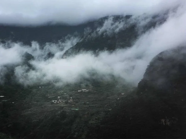 Paisaje Montaña Con Niebla Nubes — Foto de Stock