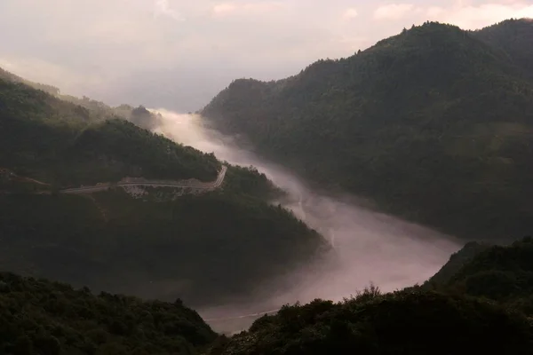 Paisaje Montaña Con Niebla Nubes — Foto de Stock