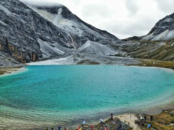 Bergslandskap Med Sjö Och Berg — Stockfoto