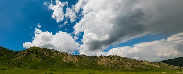 雲と青空が広がる山の風景 — ストック写真