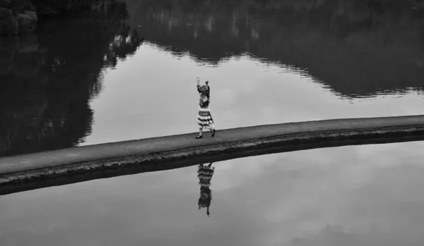 Foto Blanco Negro Barco Lago — Foto de Stock