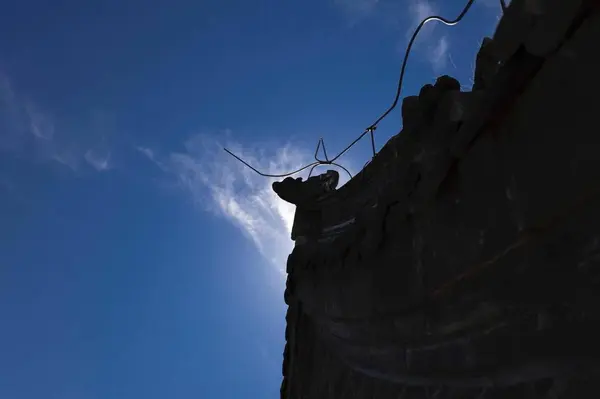 Silhueta Homem Terno Preto Com Uma Corda Fundo Céu — Fotografia de Stock