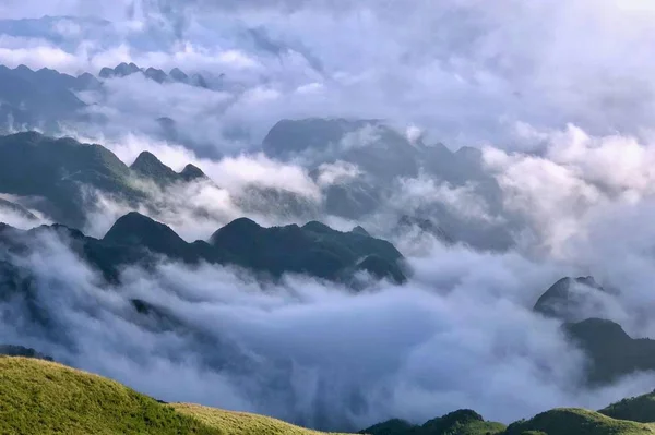 Горный Пейзаж Облаками Туманом — стоковое фото