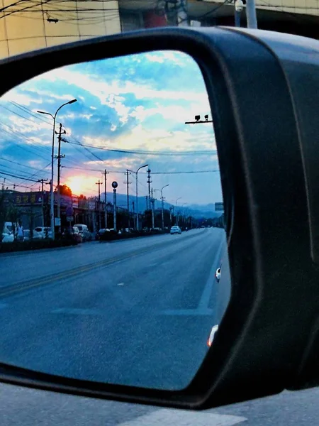 夕方の車の街の眺め — ストック写真