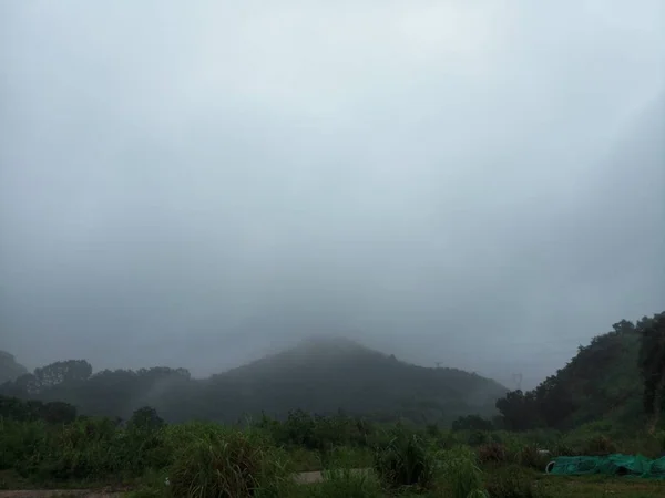 Hermoso Paisaje Con Niebla Nubes — Foto de Stock