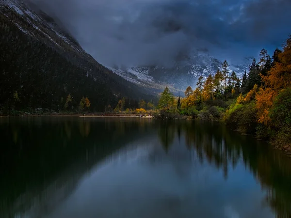 Bela Paisagem Lago Nas Montanhas — Fotografia de Stock