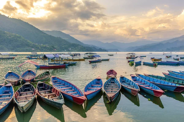 Barcos Lago Las Montañas Vietnam — Foto de Stock