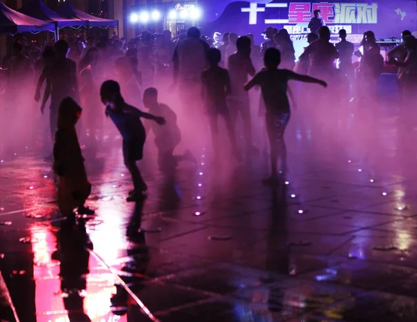 Siluetas Personas Bailando Ciudad — Foto de Stock