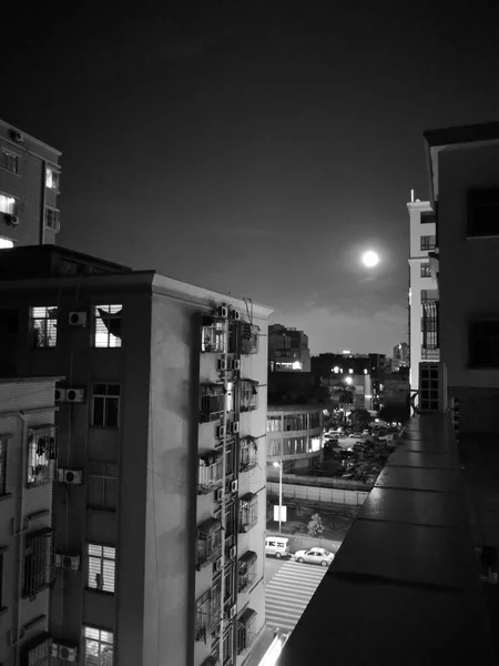 Foto Blanco Negro Del Moderno Edificio Apartamentos — Foto de Stock