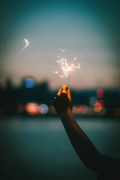 Mão Segurando Sparkler Praia — Fotografia de Stock