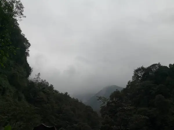 Paisaje Montaña Con Niebla Nubes — Foto de Stock