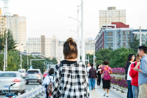 Turistas Asiáticos Caminando Ciudad — Foto de Stock