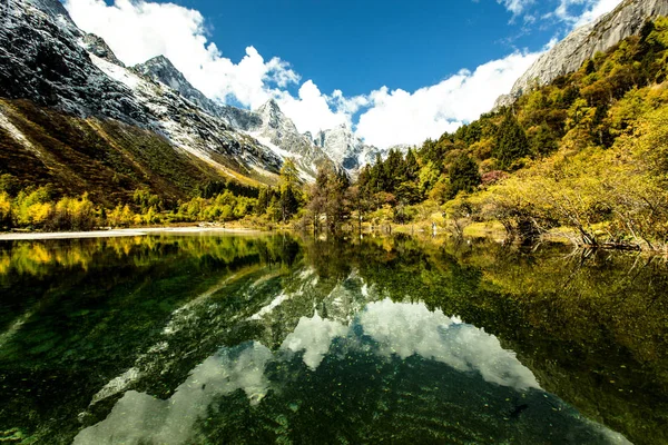 Bela Vista Lago Montanha — Fotografia de Stock