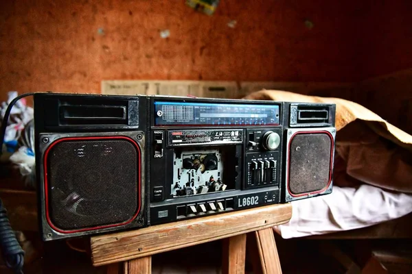 Vieja Radio Retro Sobre Mesa — Foto de Stock