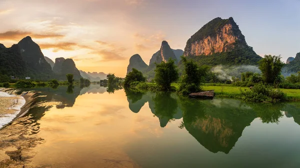 山の中の湖の美しい風景 — ストック写真