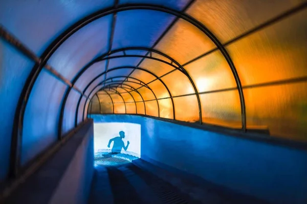 Hombre Túnel Ciudad — Foto de Stock