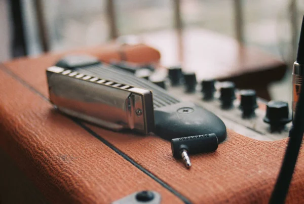 Vieja Guitarra Sobre Mesa — Foto de Stock