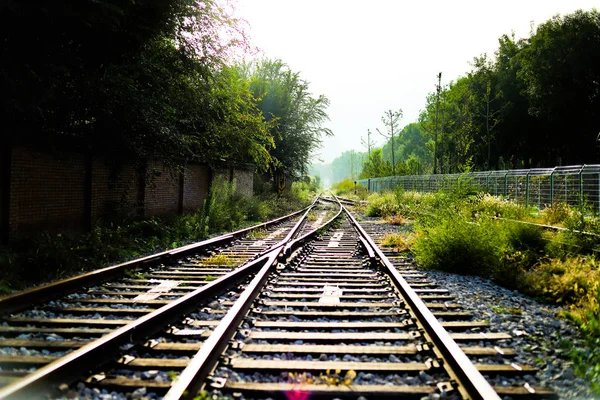 Trilhas Ferroviárias Vazias Perto Cidade — Fotografia de Stock