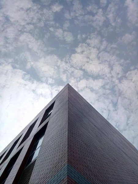 Edifício Moderno Com Céu Azul — Fotografia de Stock