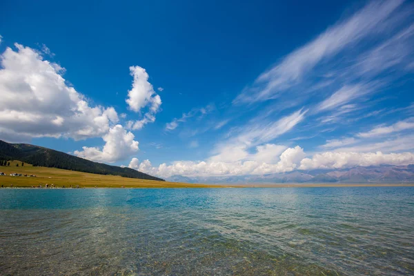 Hermosa Vista Del Lago Con Montañas Cielo Azul — Foto de Stock
