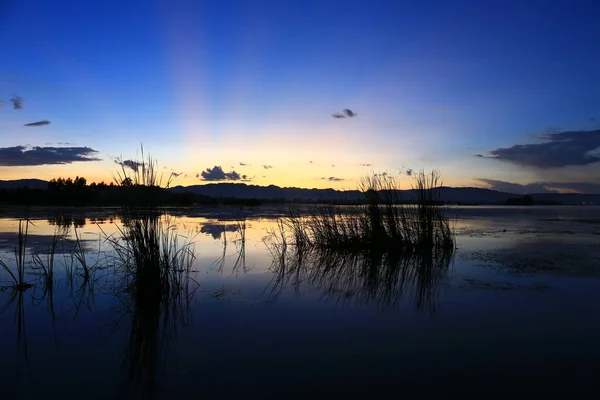 Hermoso Atardecer Sobre Lago — Foto de Stock