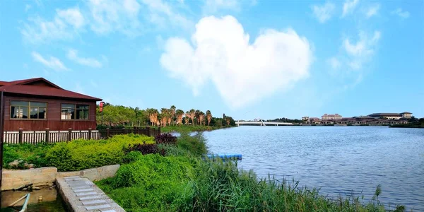 Hermoso Paisaje Con Lago Casas Fondo — Foto de Stock