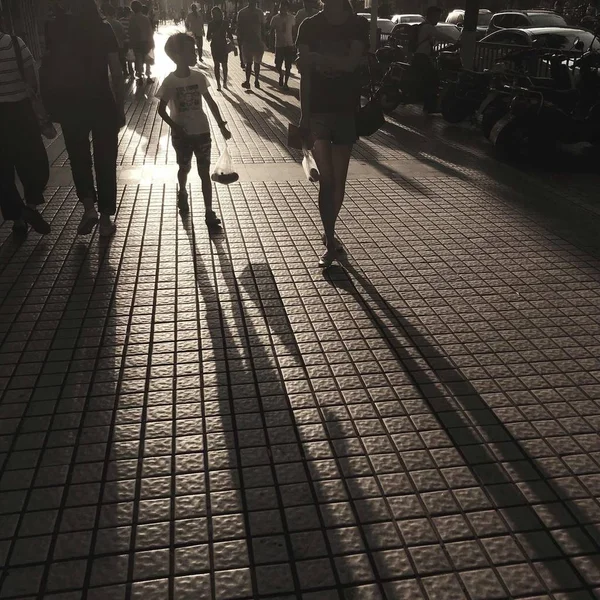 Vista Trasera Gente Caminando Por Calle — Foto de Stock