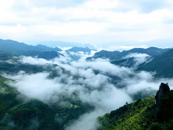 Paesaggio Montano Con Nuvole Nebbia — Foto Stock