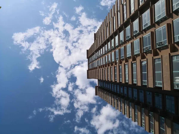Современное Здание Отражением Облаков — стоковое фото