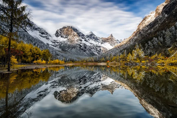 Bela Paisagem Com Lago Nas Montanhas — Fotografia de Stock