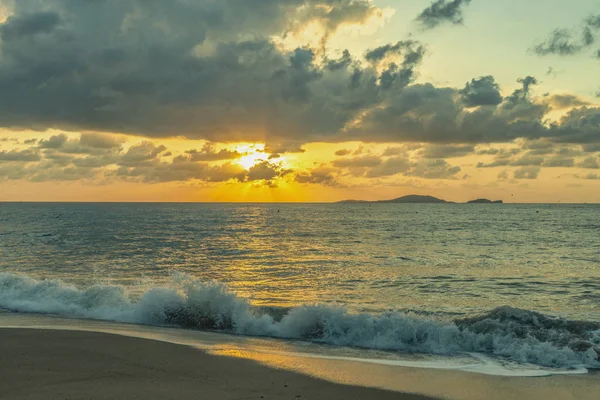 Auringonlasku Meren Yllä — kuvapankkivalokuva