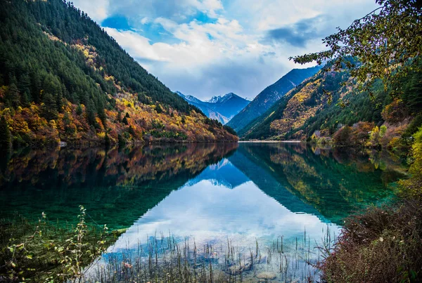 Sjö Bergen Dolomiterna — Stockfoto